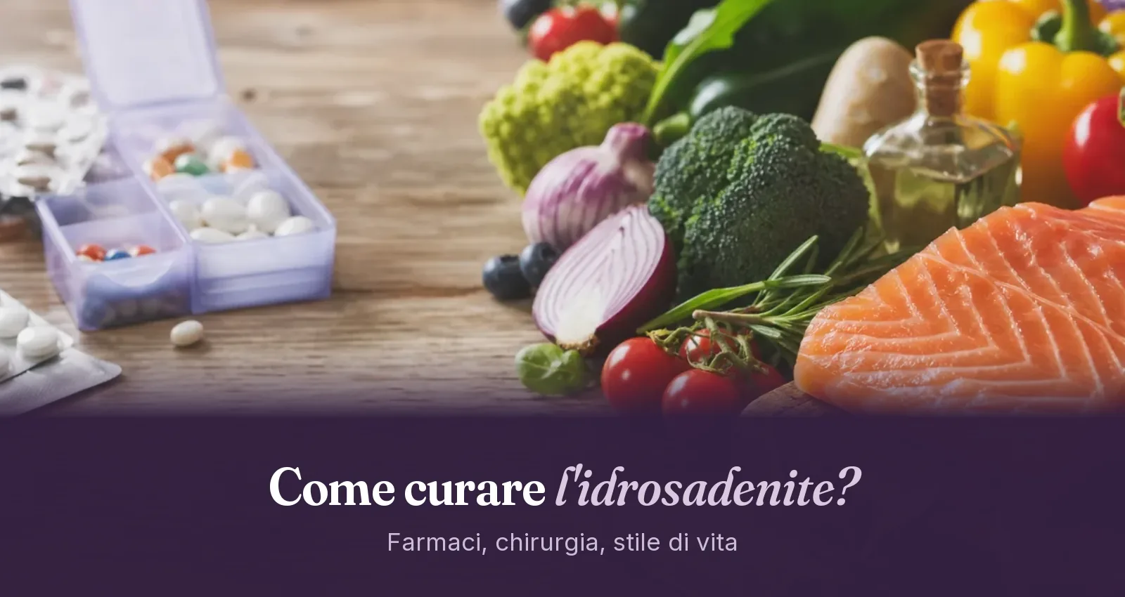 Portapillole settimanale e blister di farmaci accanto a verdure fresche, salmone e olio d'oliva su un tavolo di legno