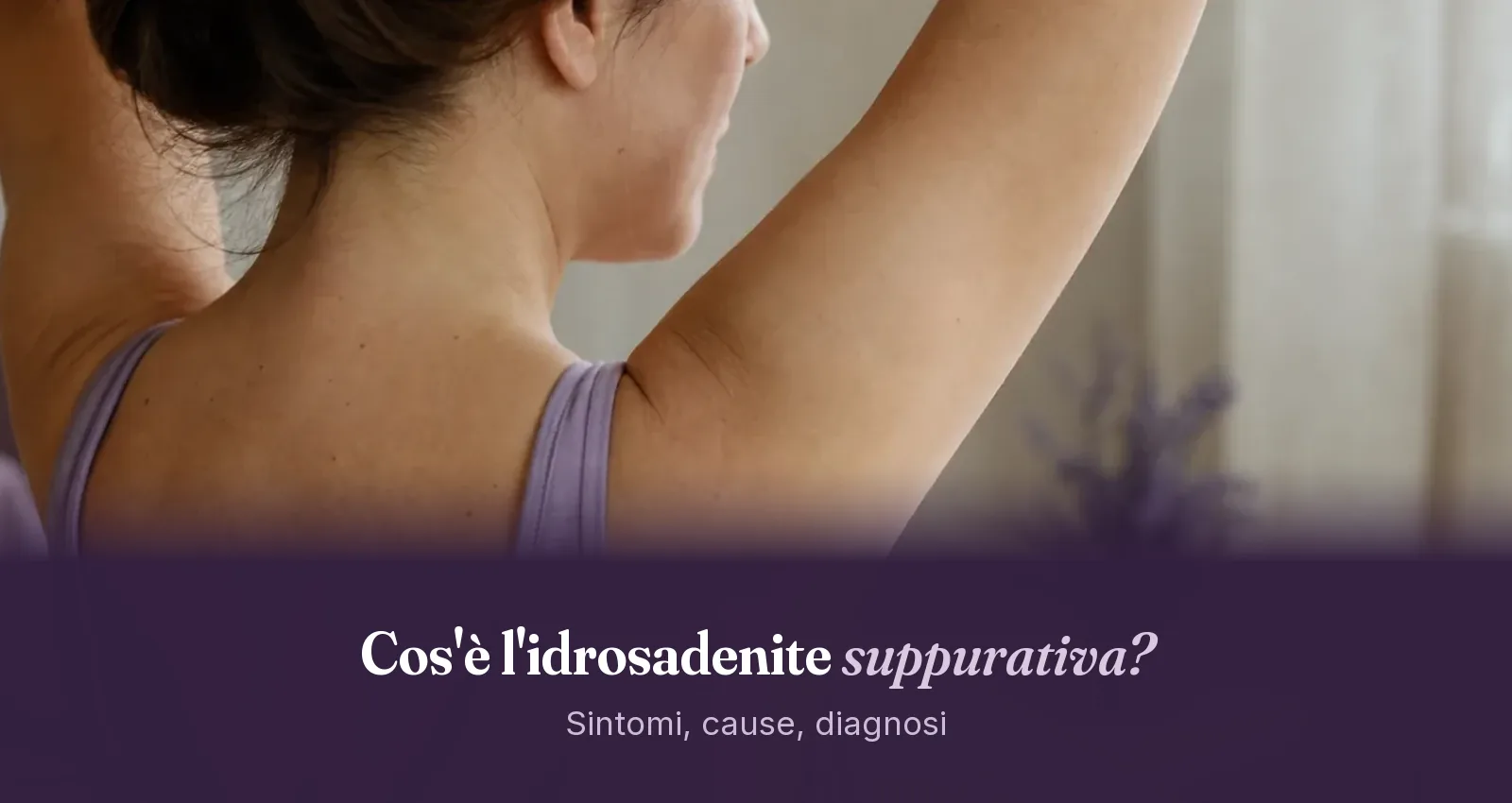 Donna di spalle con canottiera lilla che solleva il braccio e osserva la propria ascella