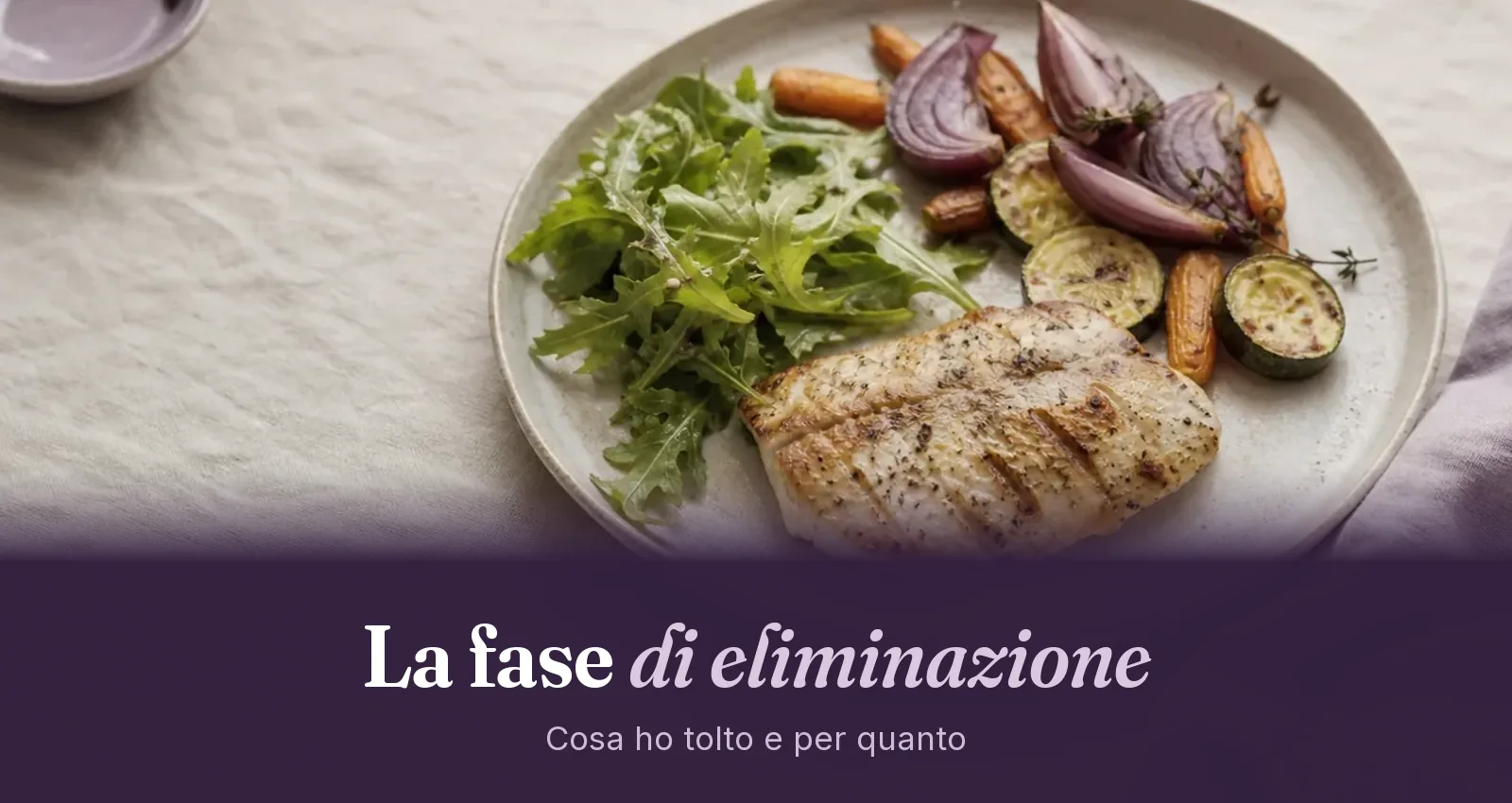 Piatto con pollo alla griglia, insalata e verdure arrostite su una tovaglia chiara