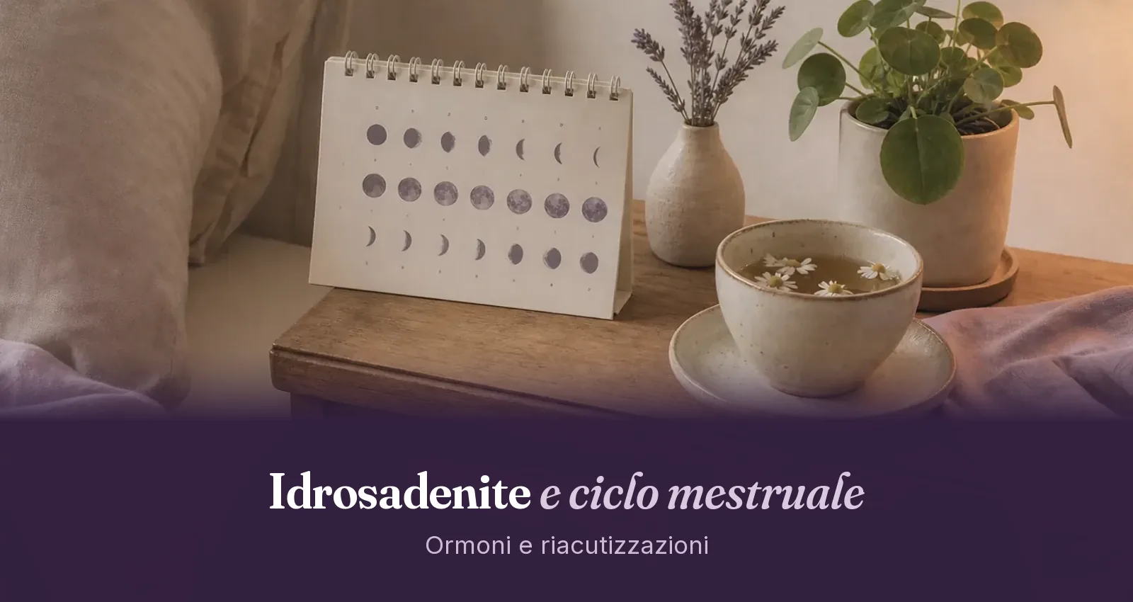 Comodino con calendario mestruale, tisana e pianta accanto a un letto con lenzuola rosa