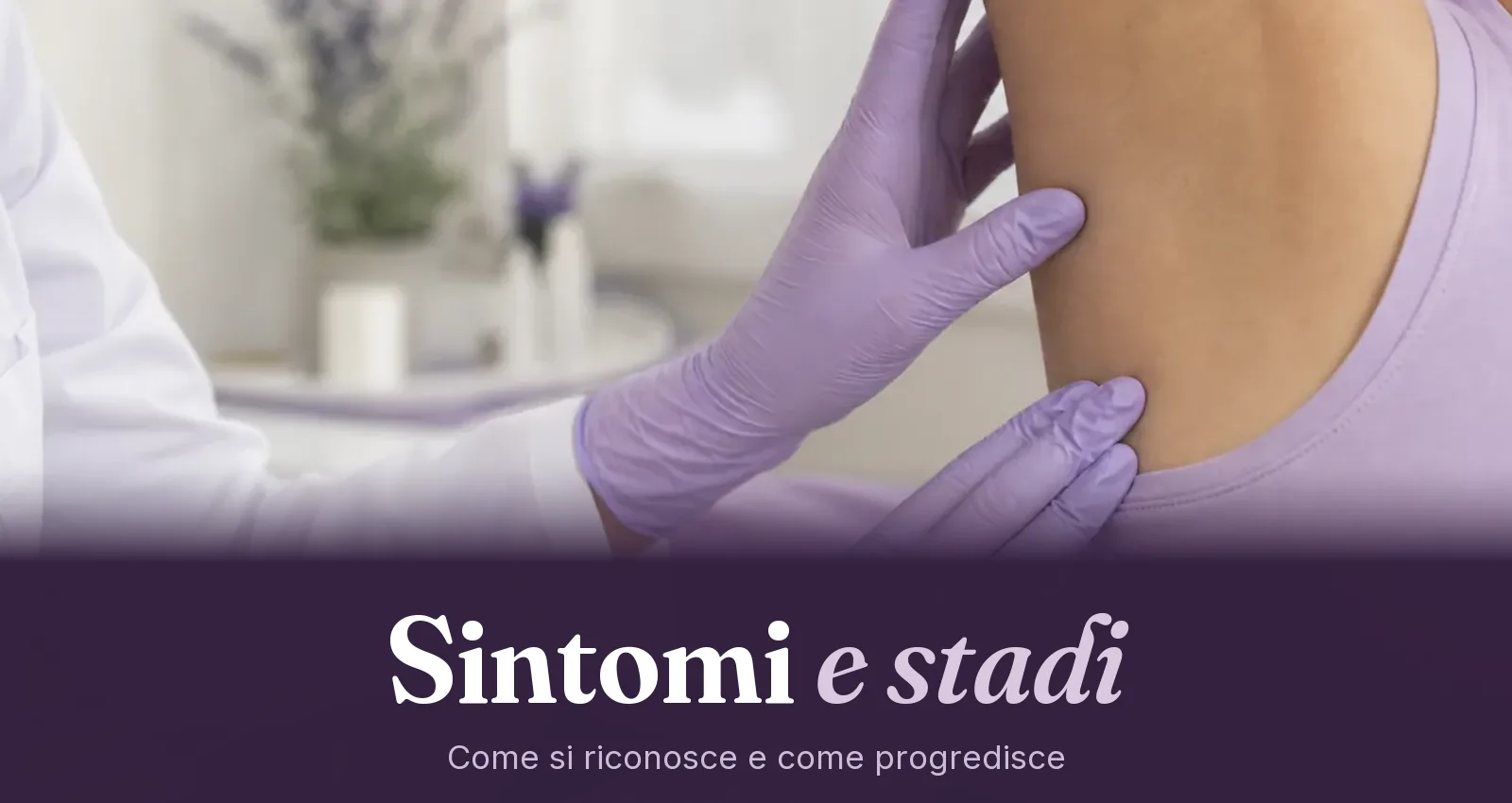 Mani con guanti medicali che esaminano la pelle dell'ascella di una paziente durante una visita