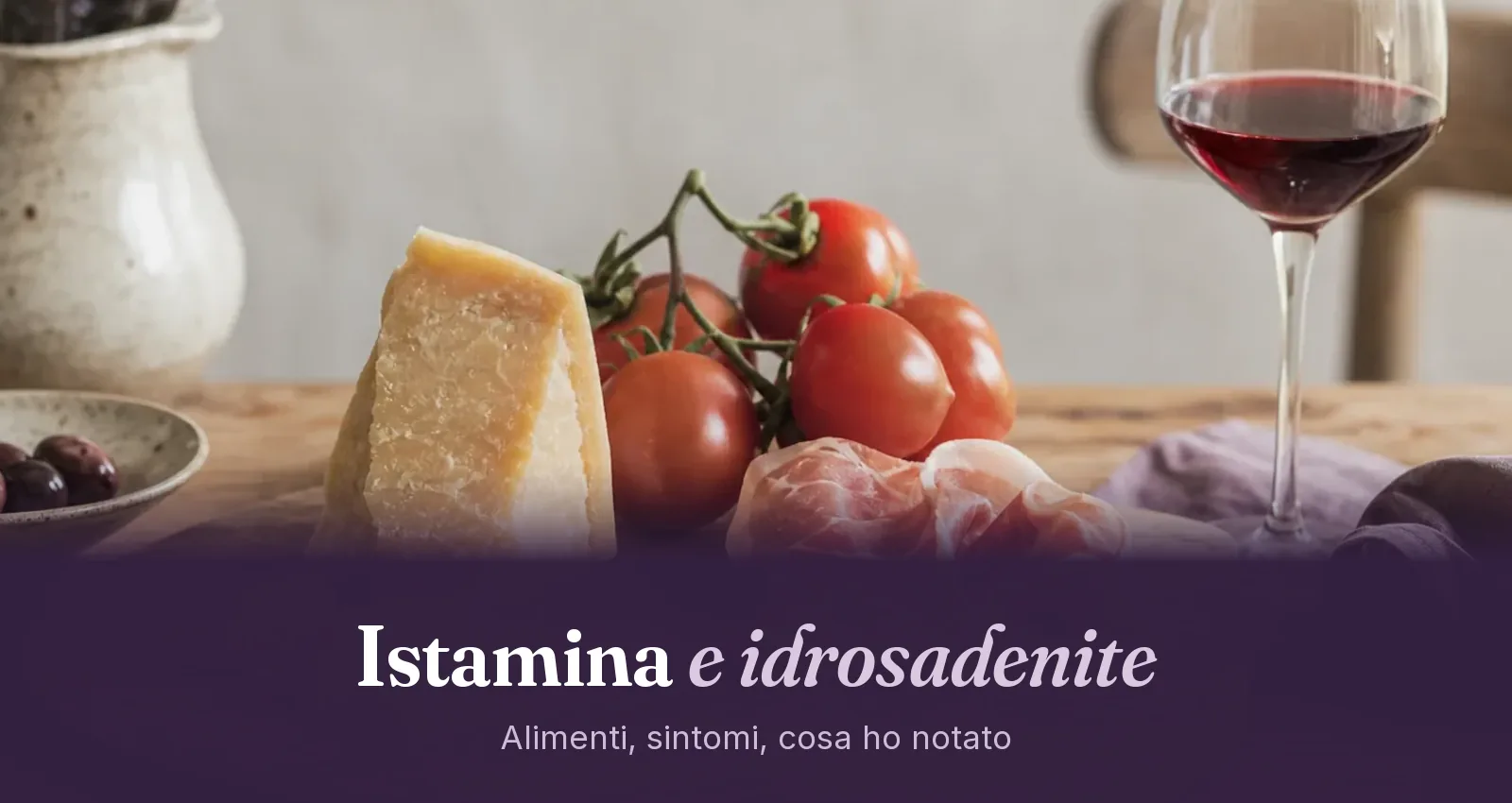 Tagliere con formaggio stagionato, salume, pomodori, olive e un bicchiere di vino rosso