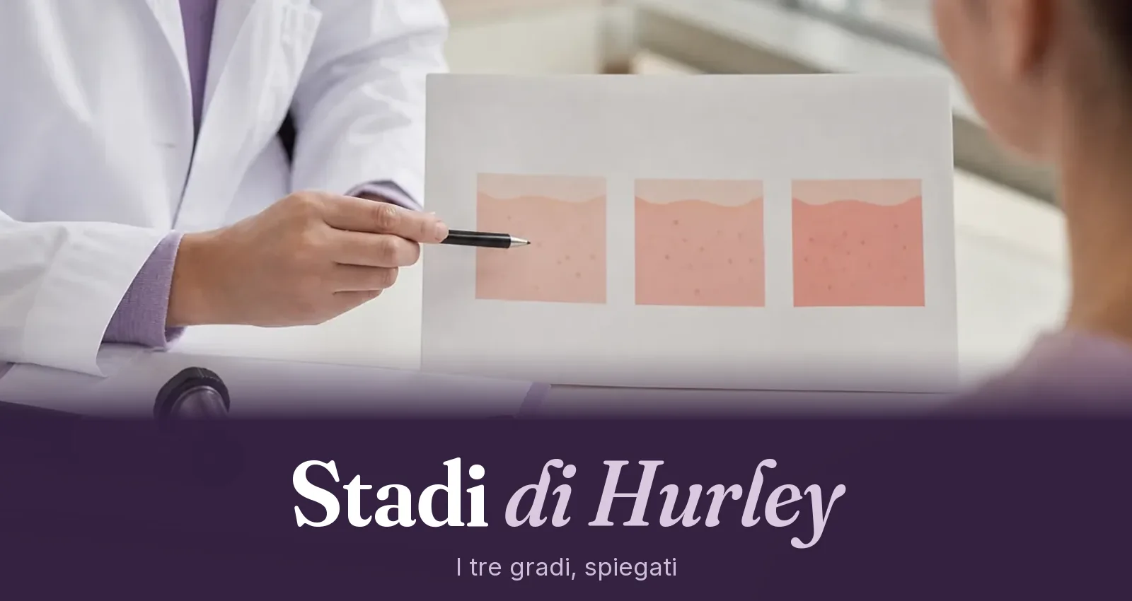 Medico che indica con una penna uno schema a tre riquadri della pelle mentre parla con una paziente